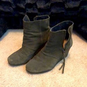 TOMS Suede Dark Green Leather Ankle Boots 9.5